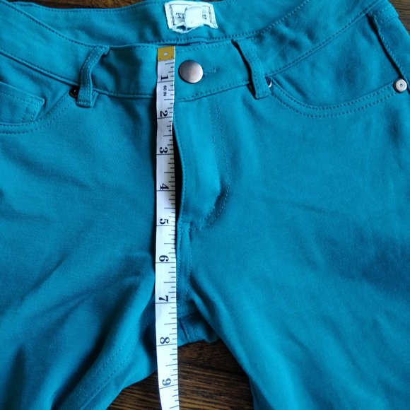 Green Skinny Pants with a lot of stretch, low rise. - Picture 5 of 11